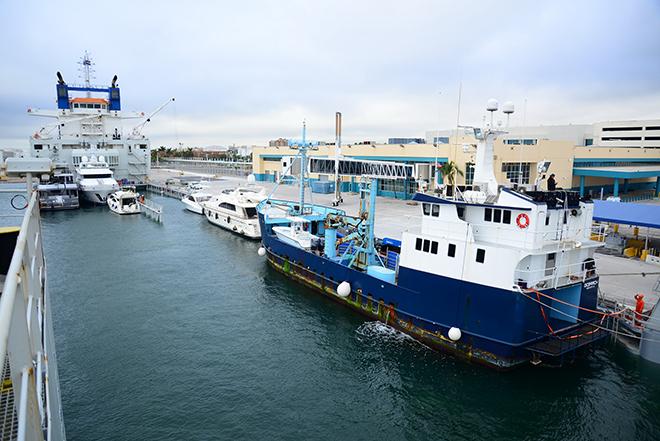 DYT Yacht Transport’s Yacht Express submerges in Port Everglades, Fla. to allow its cargo of yachts, including the 126-foot research vessel M/V Ocearch (blue hull), to float on. Ocearch is on its way to Brisbane, Australia. © Tom Serio Photography